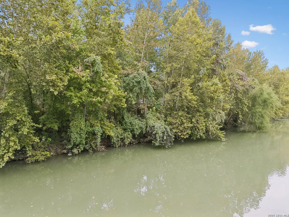 Photo of 8 RIVER OAK DR