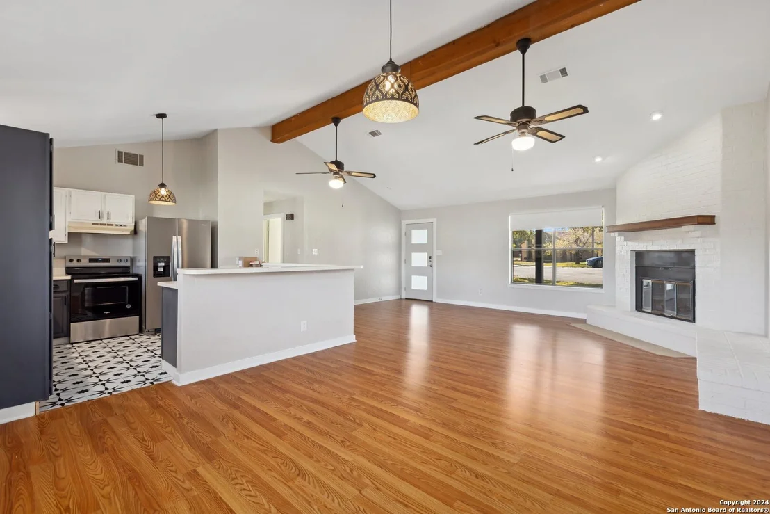 Photo of 8 ROSELAWN CIR