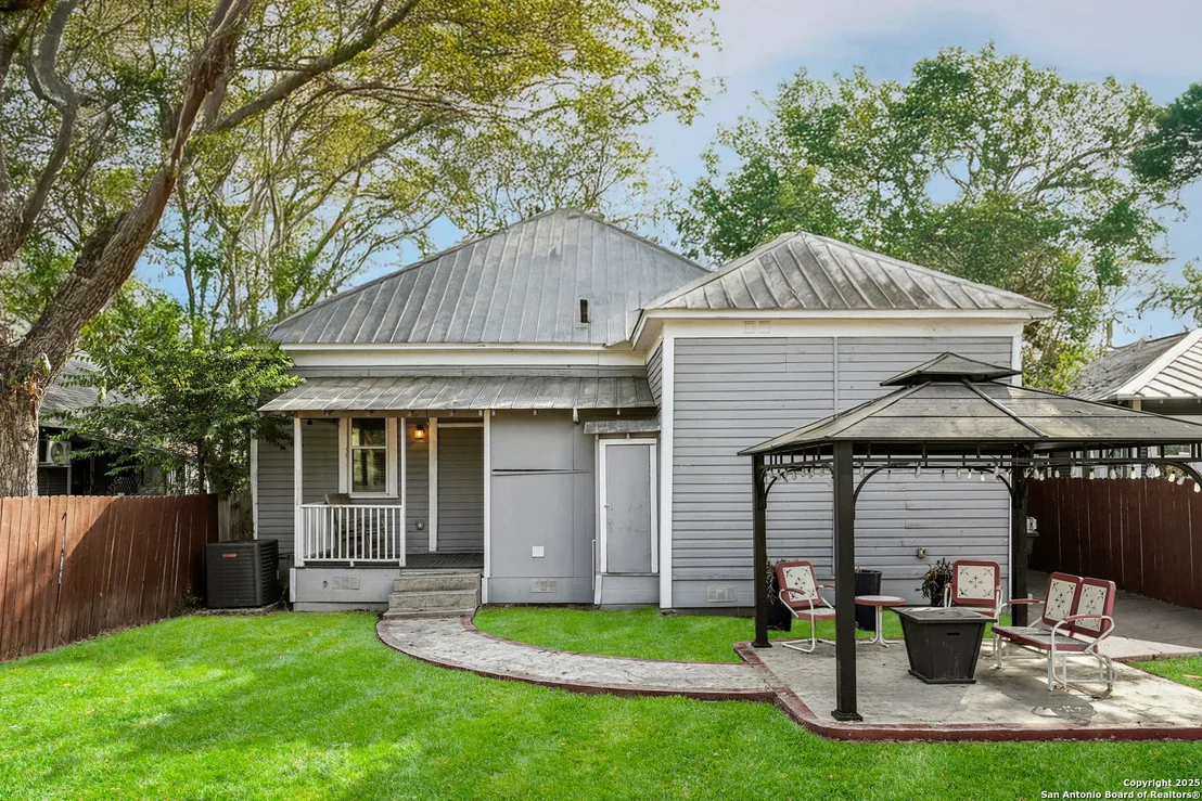 Photo of 721 Saint James