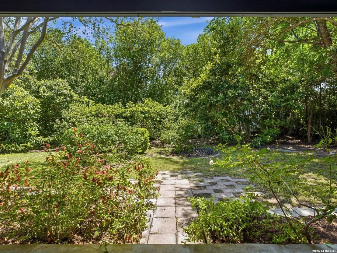 Photo of 1834 Edgehill Drive