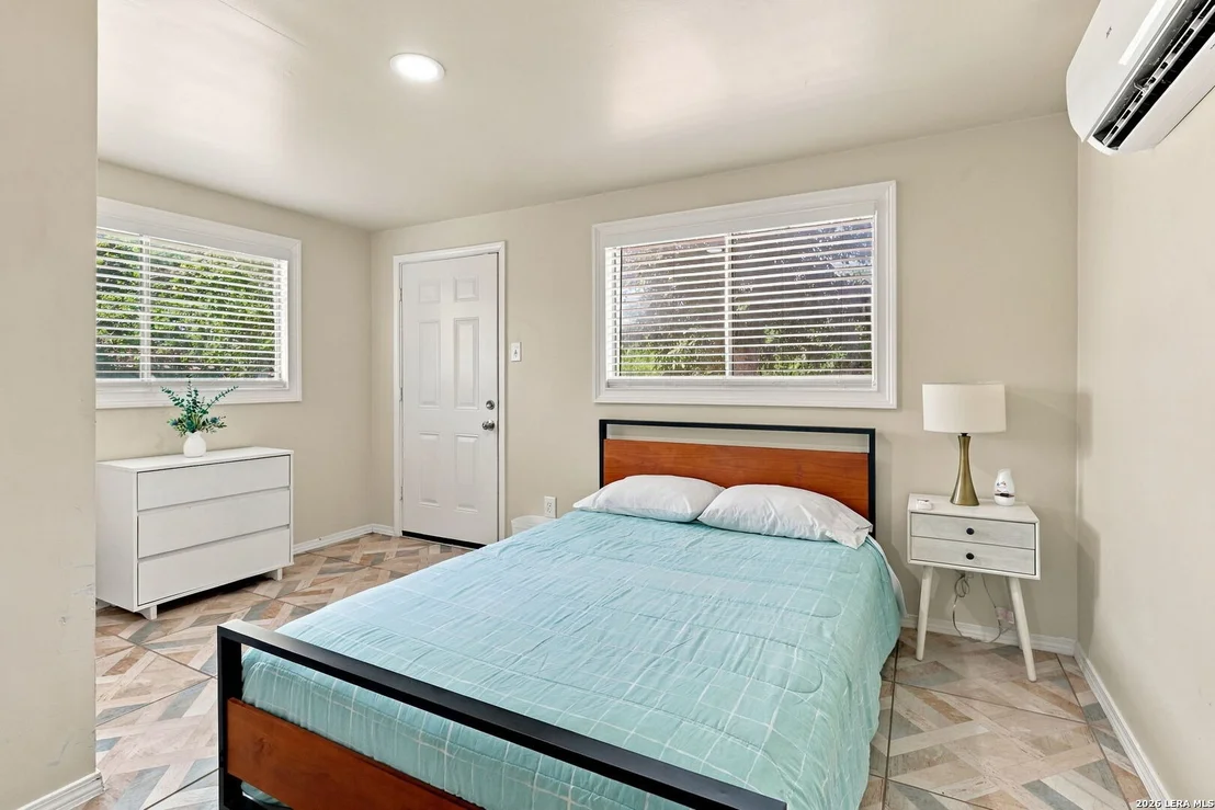Photo of 458 Sharon Dr