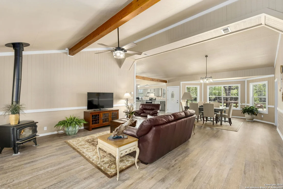 Photo of 592 Oakridge Trail