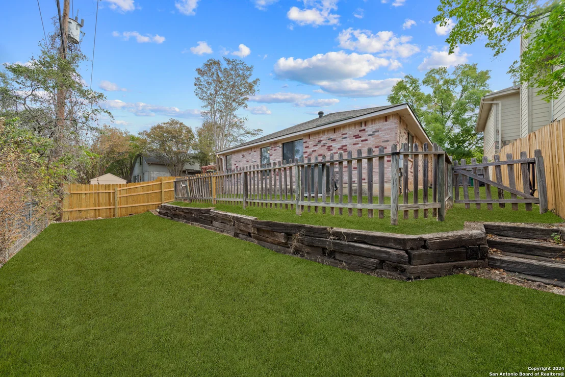 Photo of 940 Hedgestone