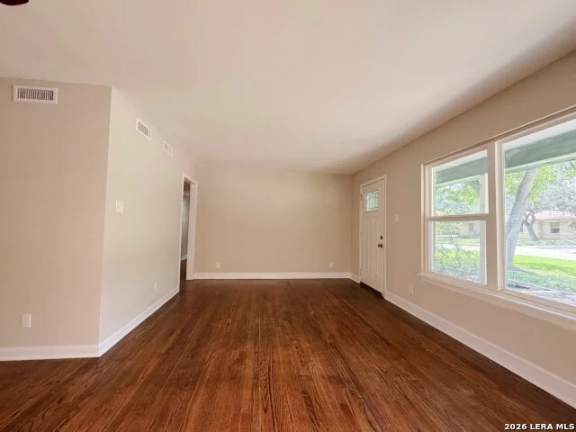 Photo of 539 Oakleaf Dr