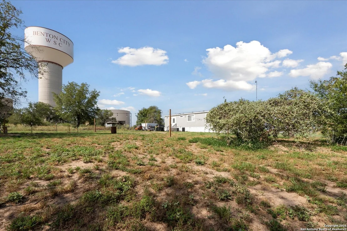 Photo of 385 Forest Oaks
