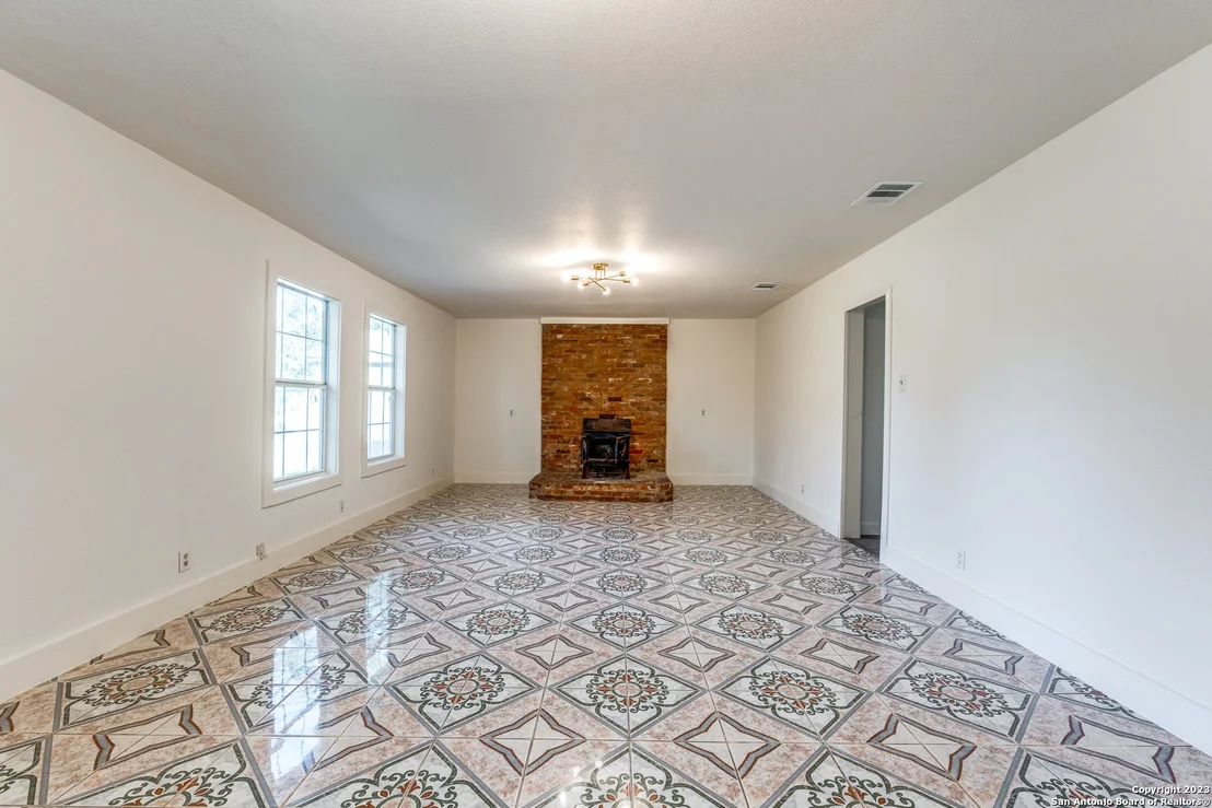 Photo of 827 WARE BLVD