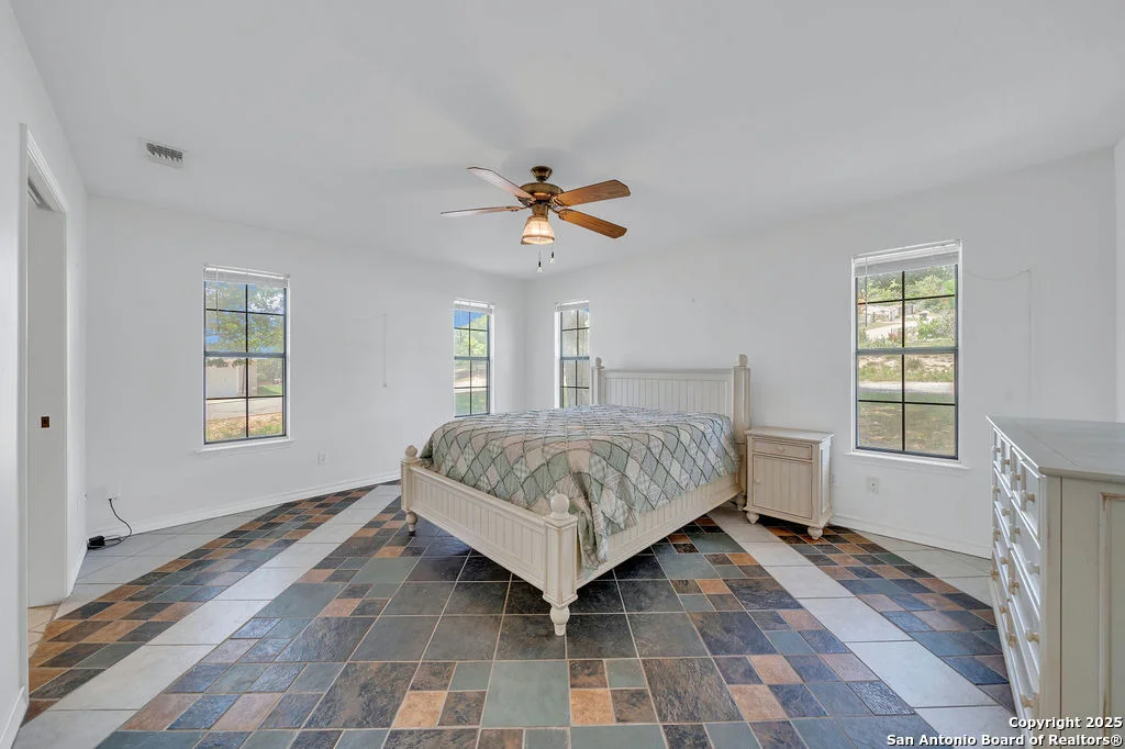 Photo of 301 Red Oak