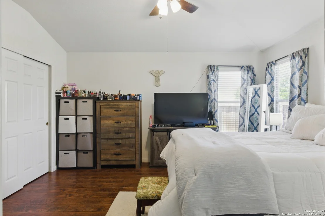 Photo of 1726 BARKING WOLF