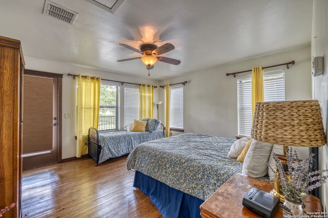 Photo of 1242 RIVER RD