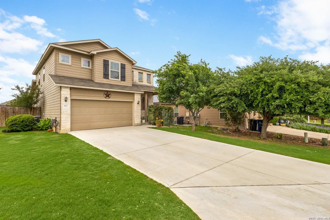 Photo of 617 COMMUNITY DR