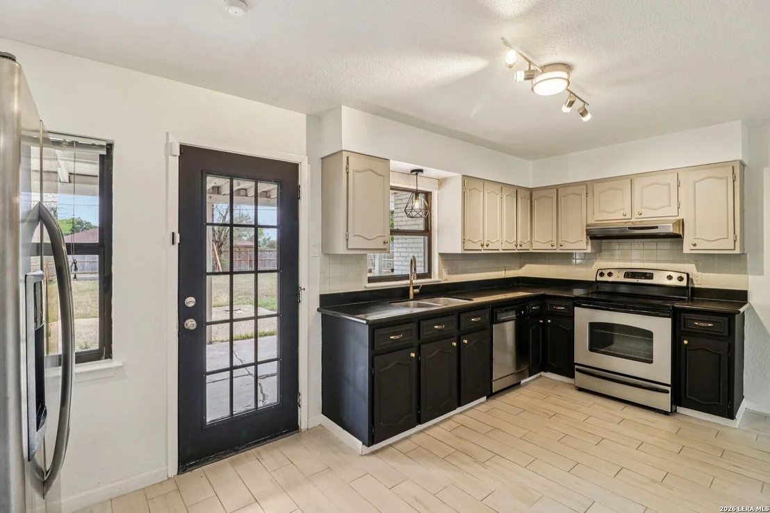 Photo of 302 WEATHERCOCK LN