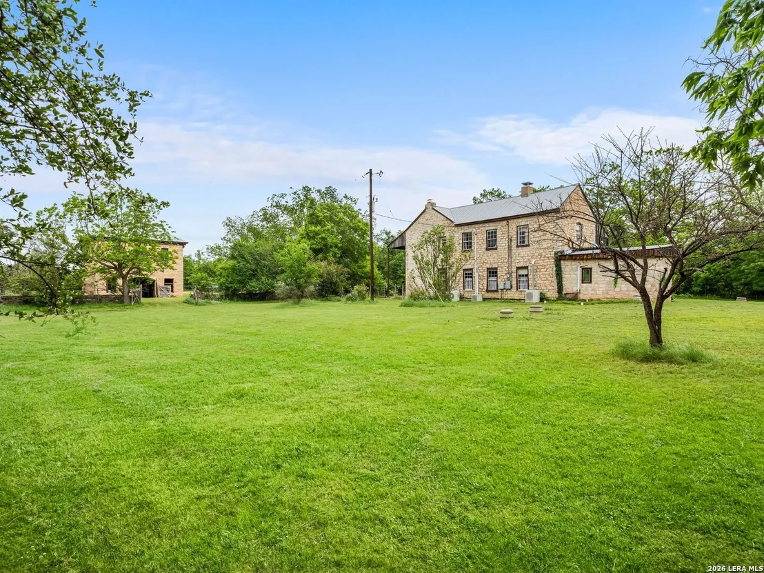 Photo of 426 RANCH ROAD 962 E