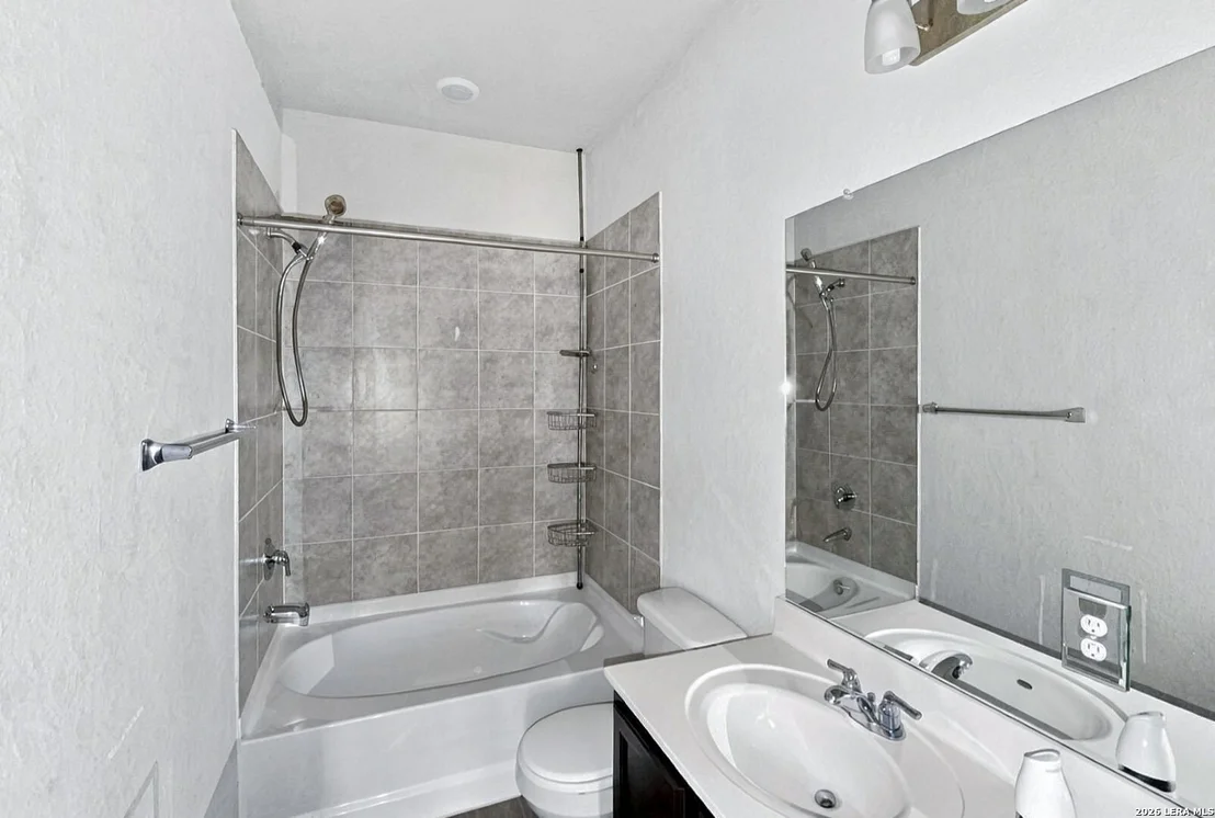 Photo of 645 W BROADVIEW DR