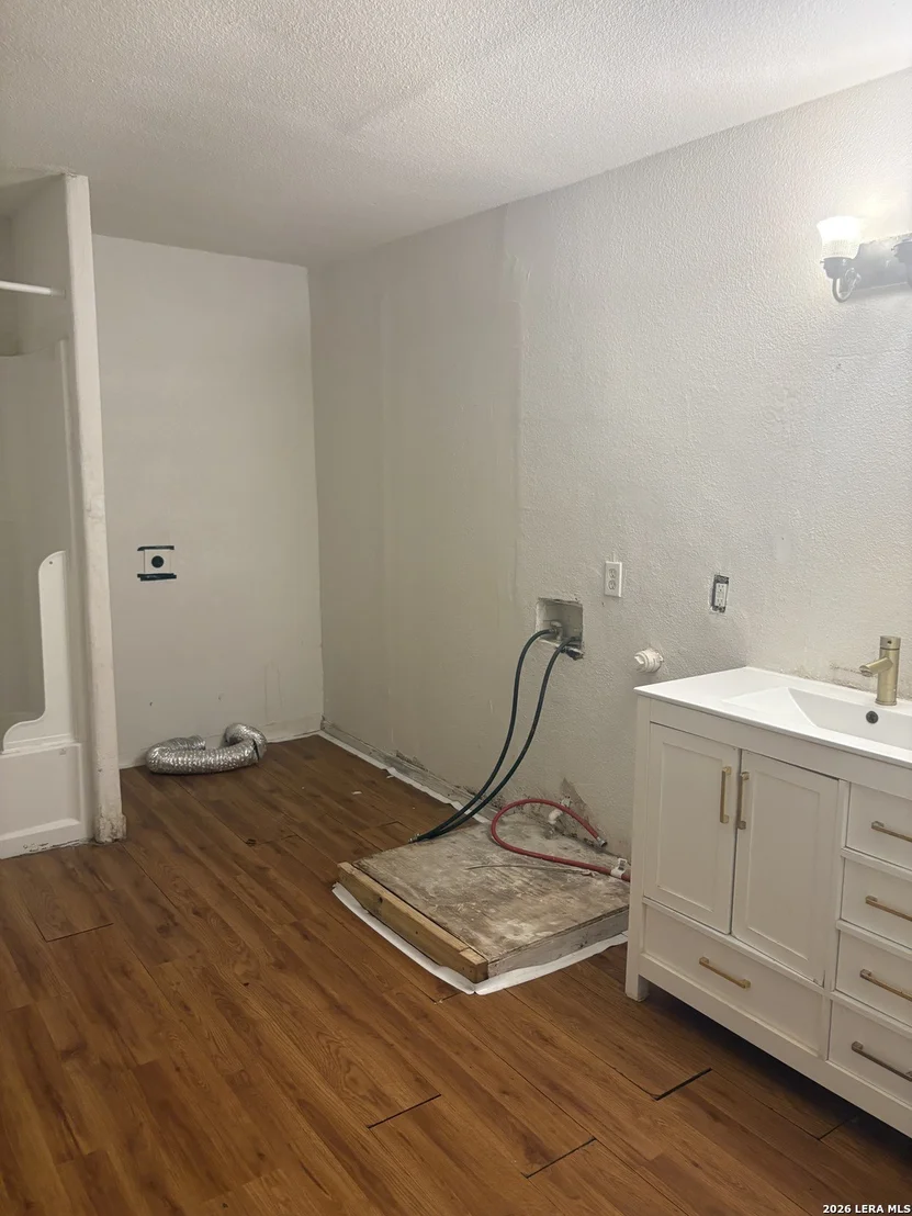 Photo of 1220 Romero