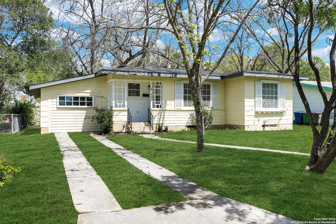 Photo of 327 SUMNER DR