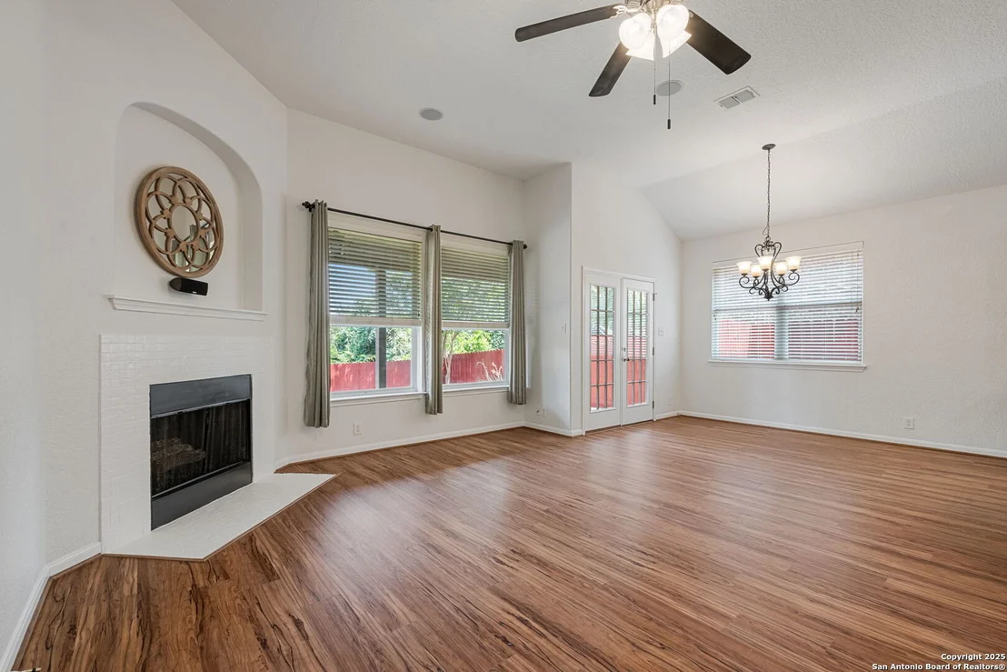 Photo of 1210 Magellan