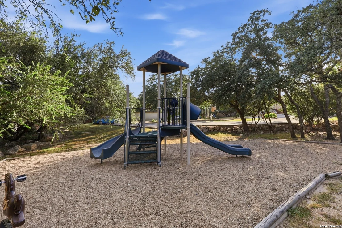 Photo of 831 Queens Oak