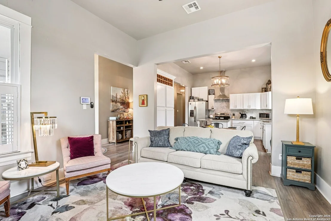 Photo of 721 Saint James