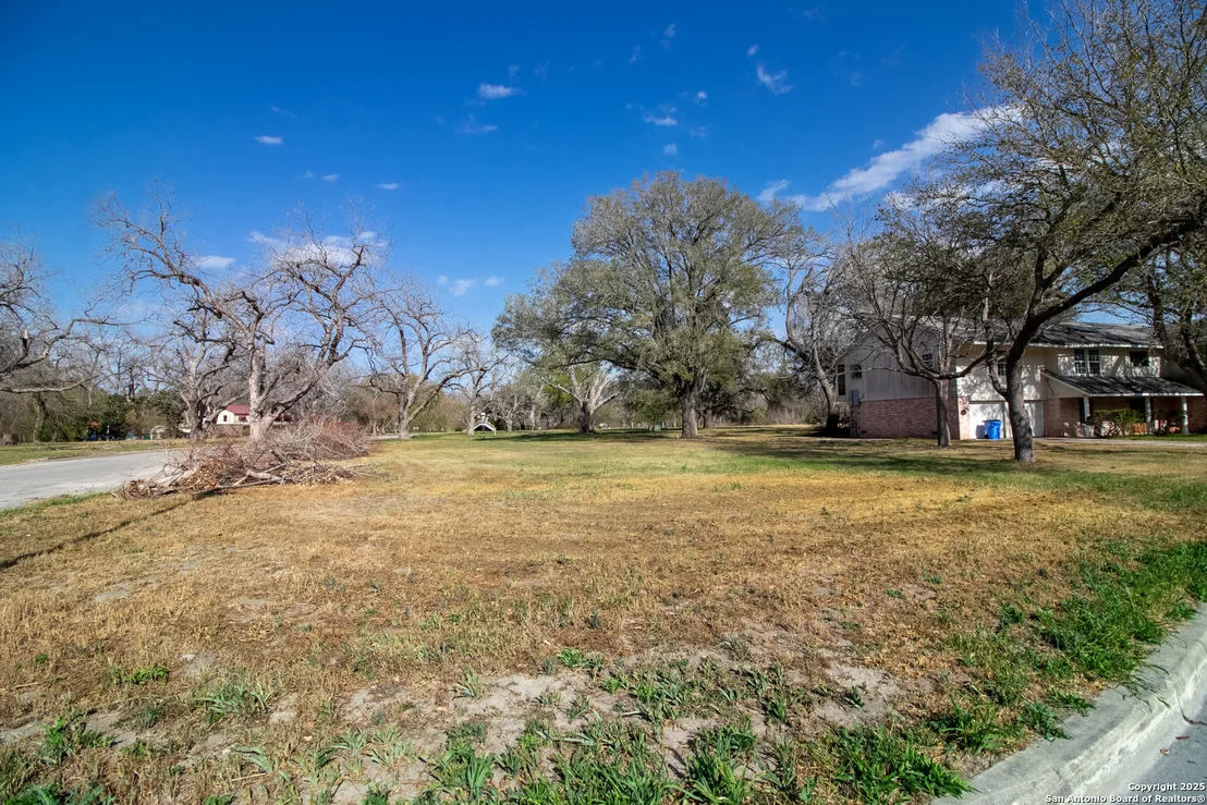Photo of 5 E Hampton Dr