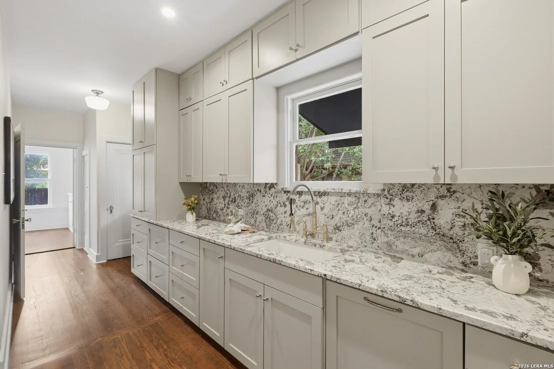 Photo of 218 NORTH DR