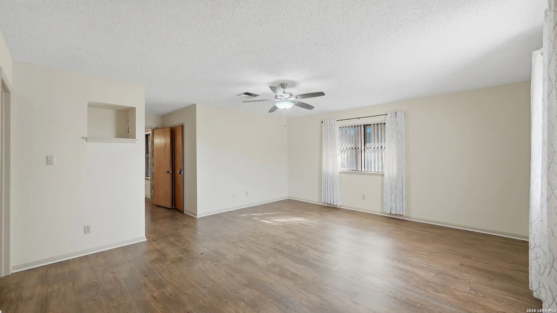 Photo of 132 W Outer Dr
