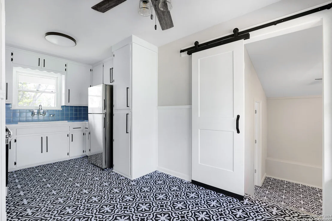 Photo of 327 SUMNER DR