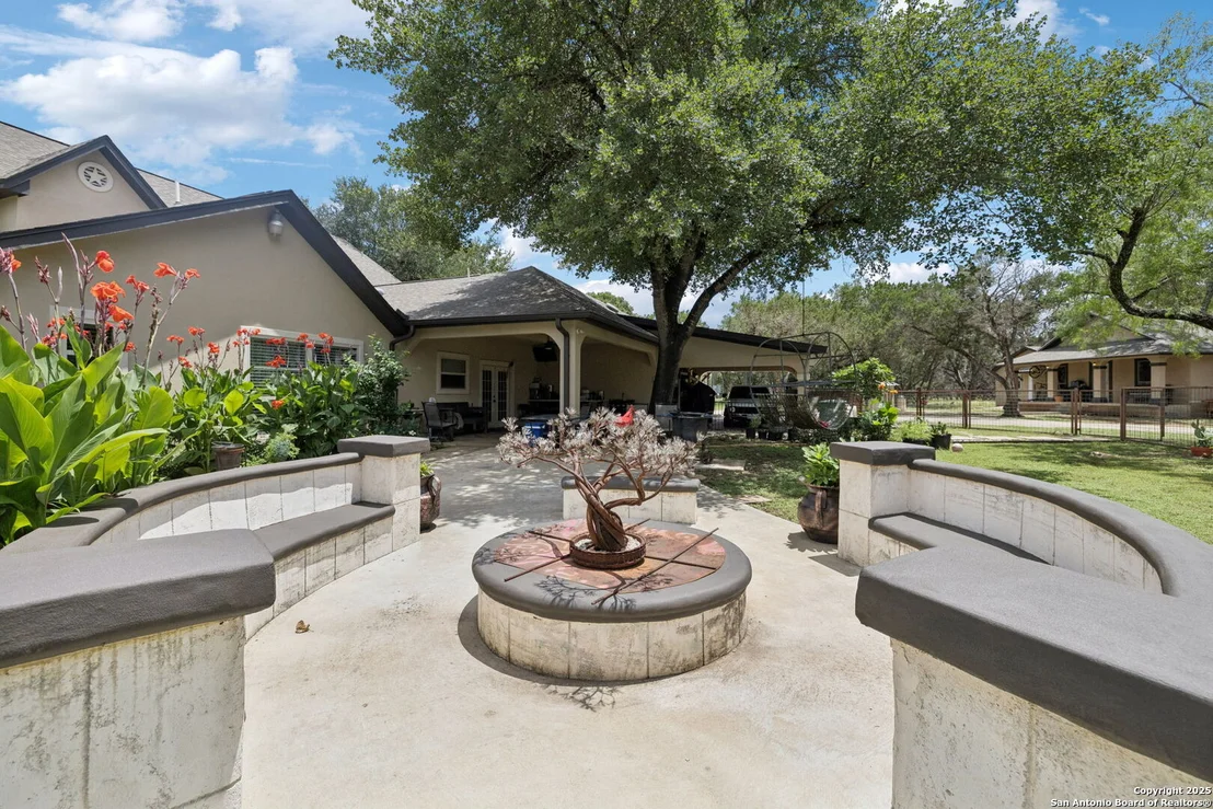 Photo of 450 Georg Oaks