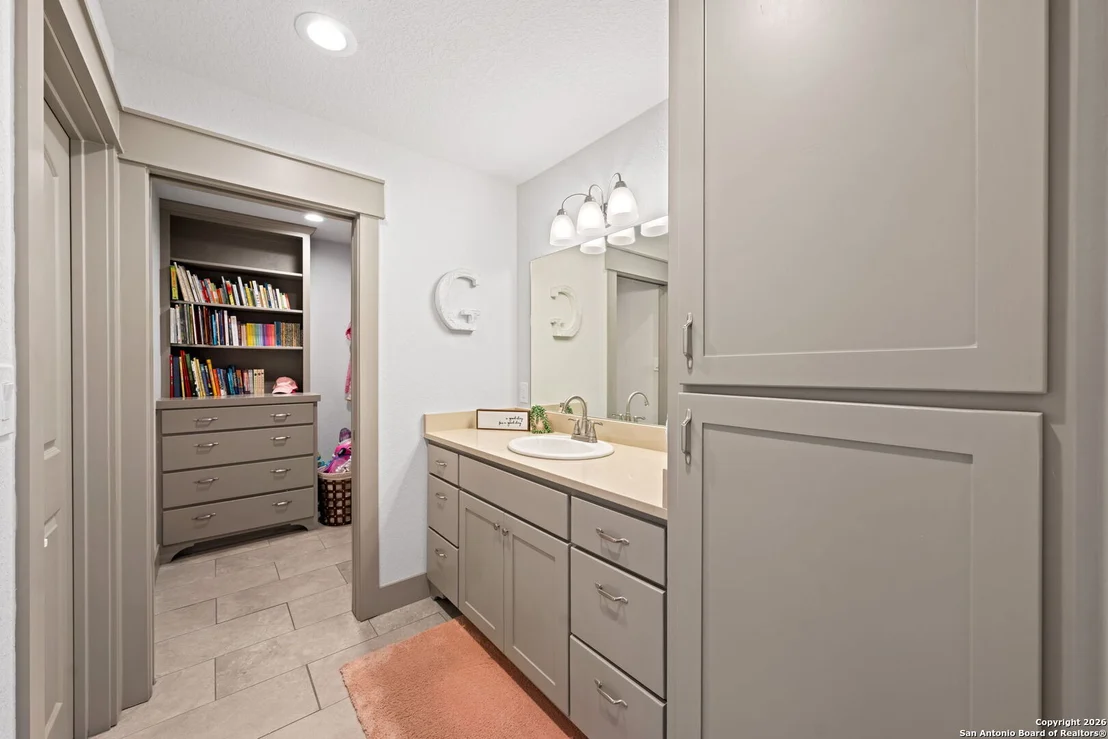 Photo of 138 W Holly Hill Dr