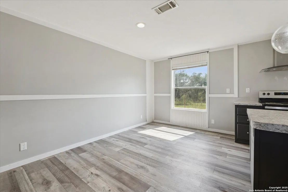 Photo of 385 Forest Oaks