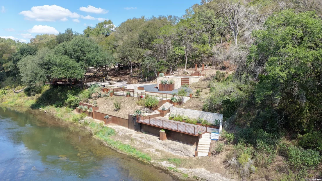 Photo of 264 RIVERFRONT DR