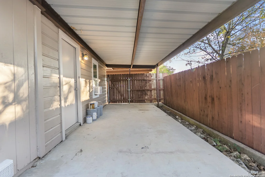 Photo of 5915 Middlefield