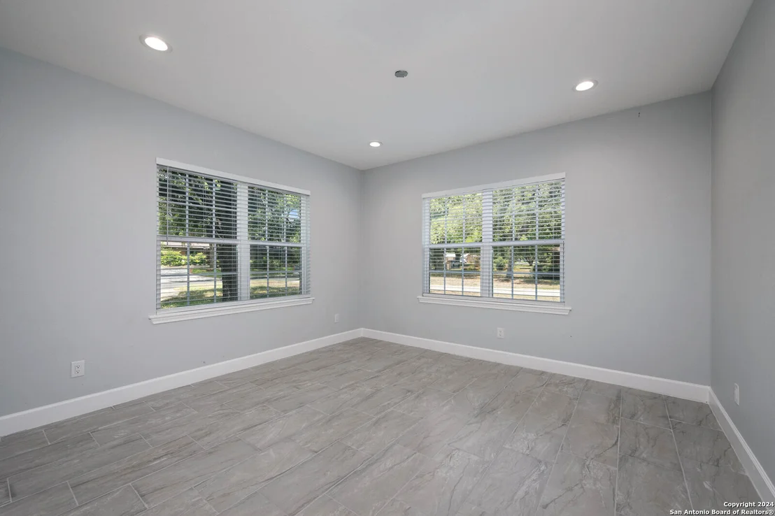 Photo of 210 GLENTOWER DR