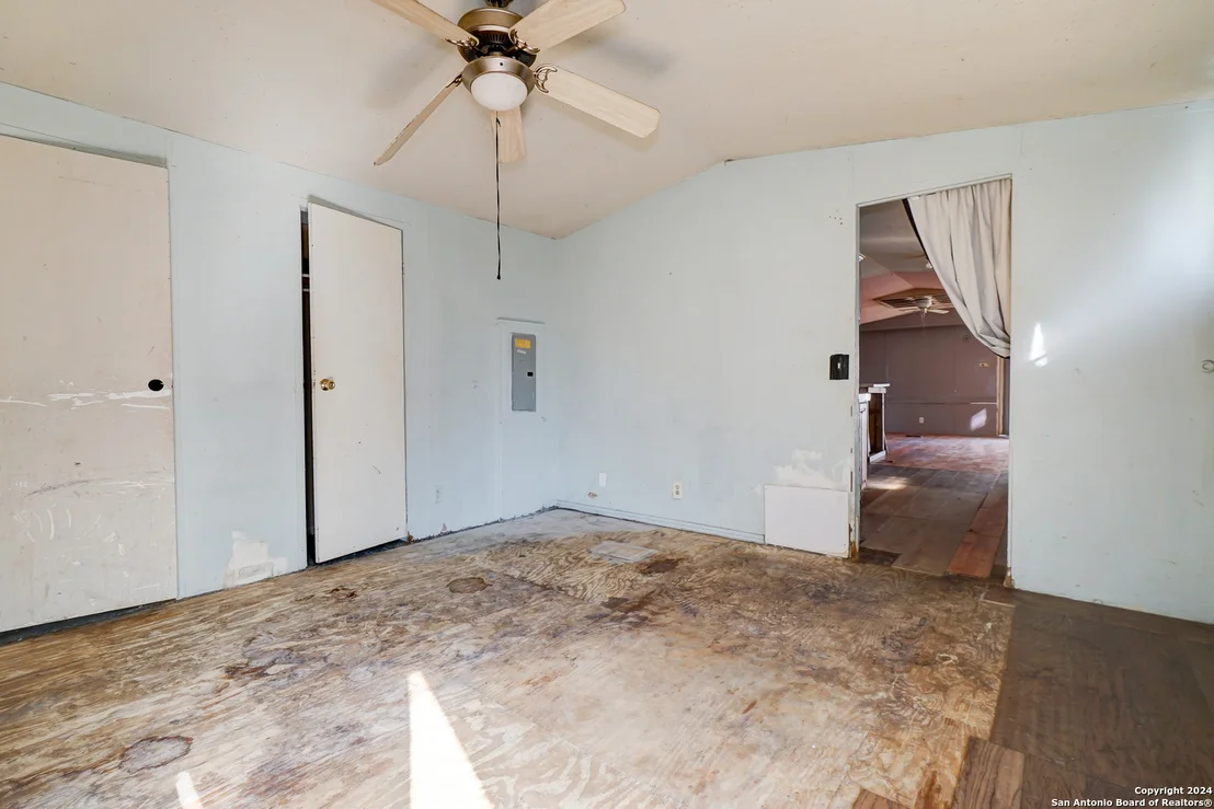 Photo of 1122 Valeria
