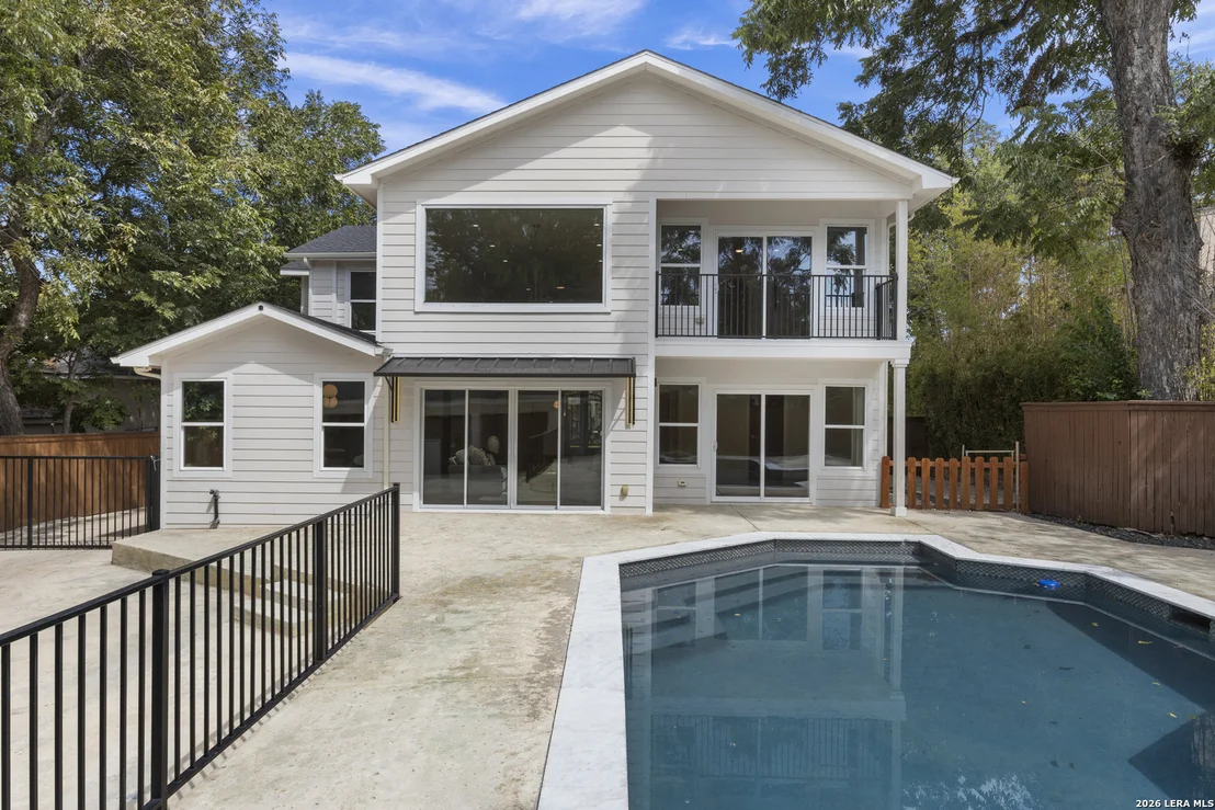 Photo of 114 CLOVERLEAF AVE