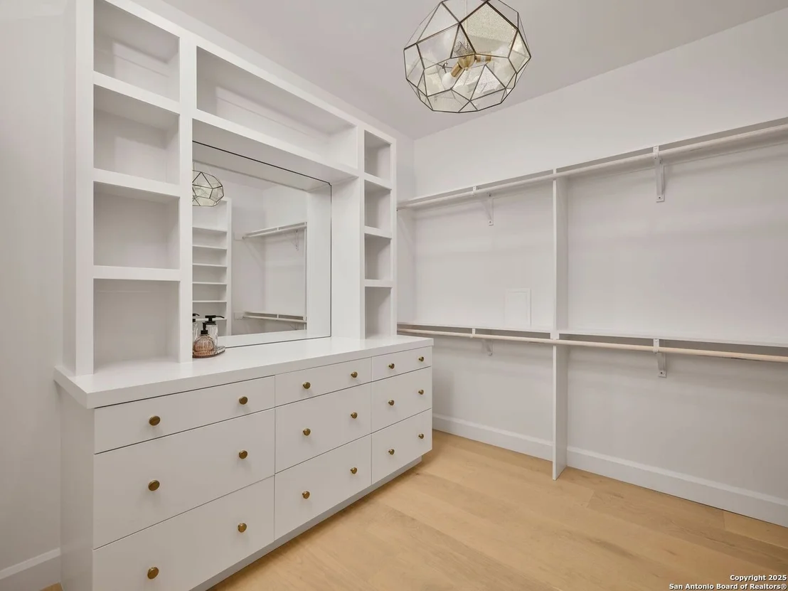 Photo of 353 Lakeview Blvd
