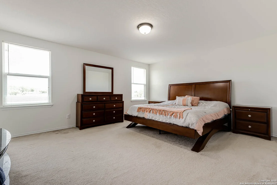 Photo of 524 LANDMARK OAK