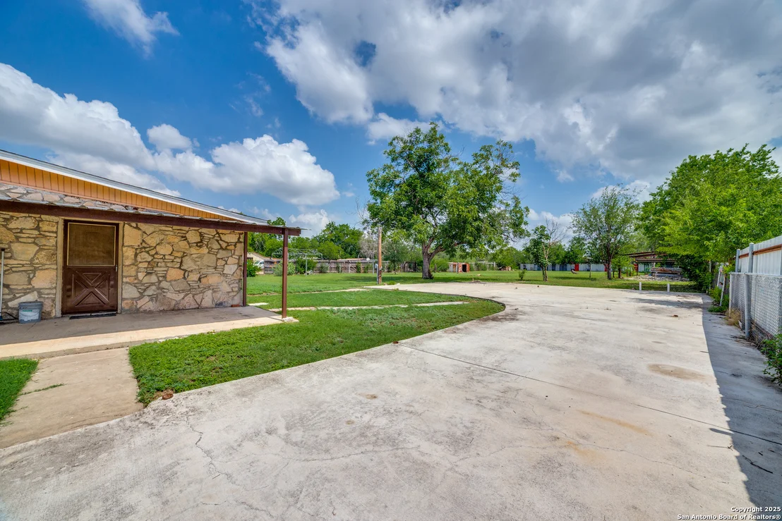 Photo of 606 W BAETZ BLVD