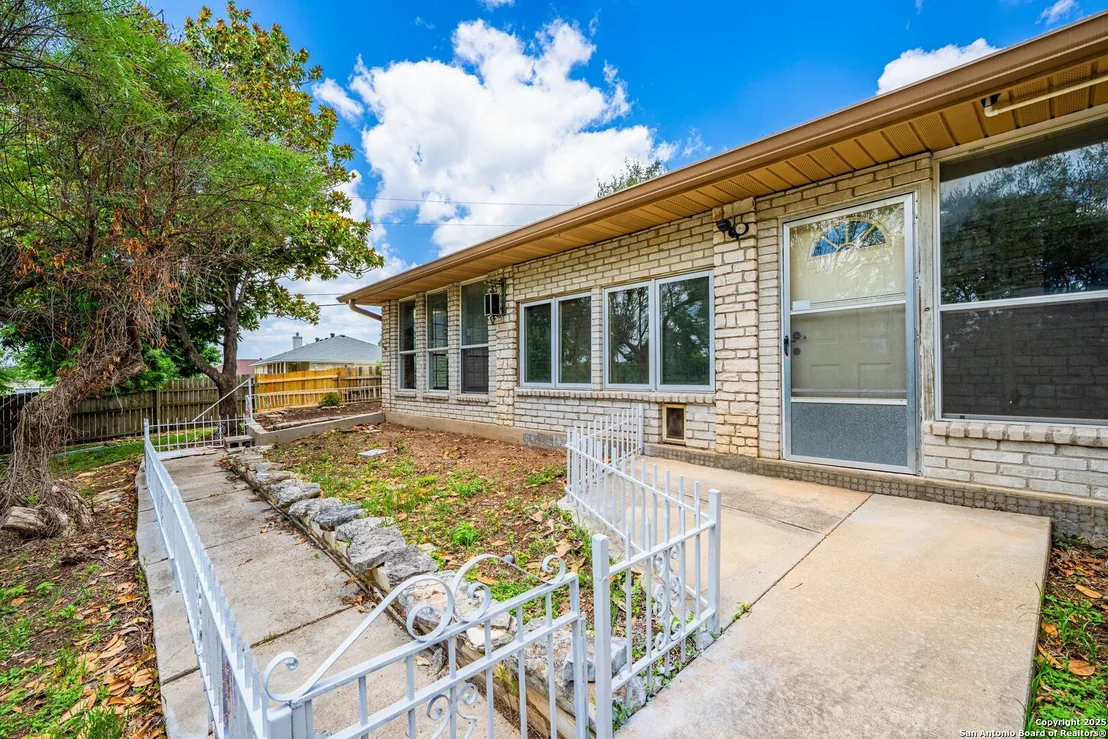Photo of 301 Red Oak