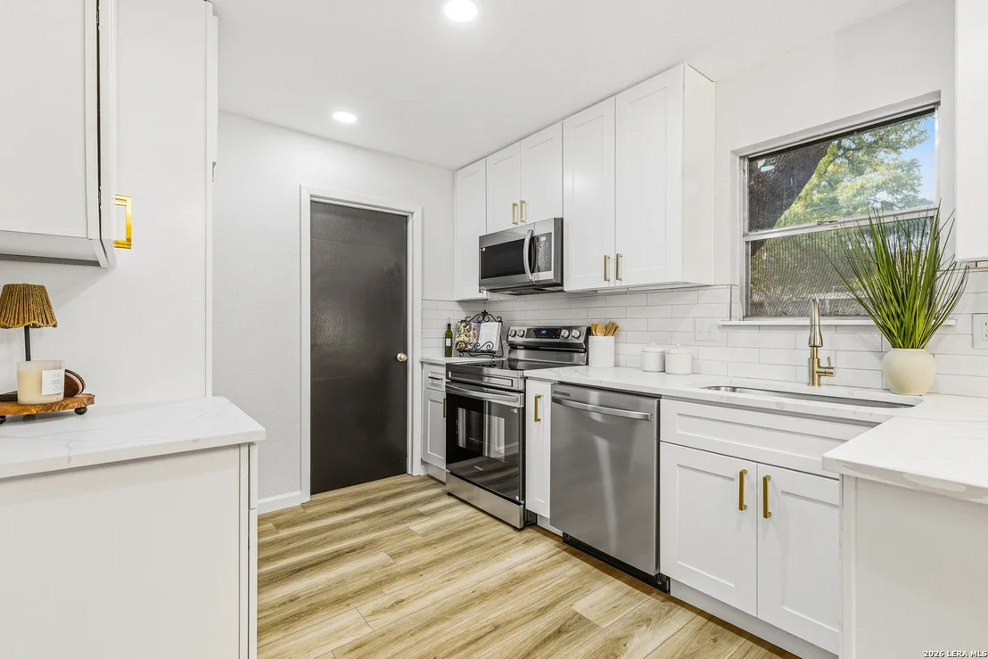 Photo of 6707 FOREST GRV