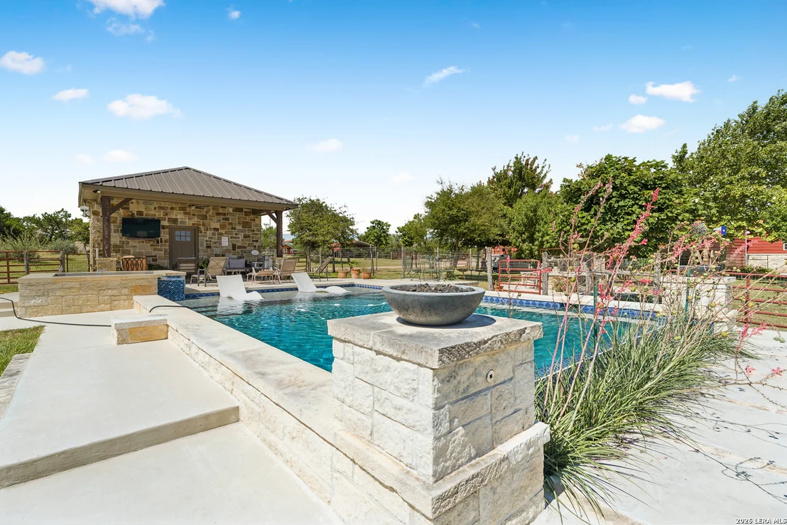 Photo of 652 OVERLOOK DR