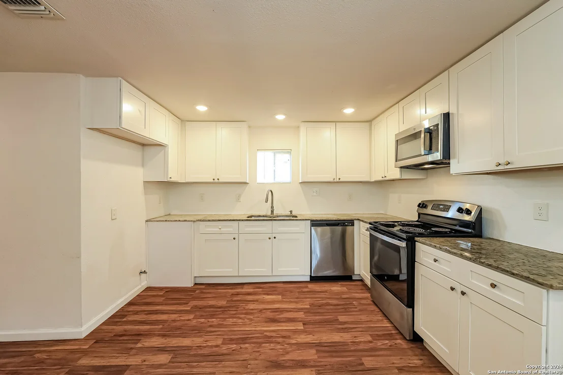 Photo of 1031 BERNARD DR
