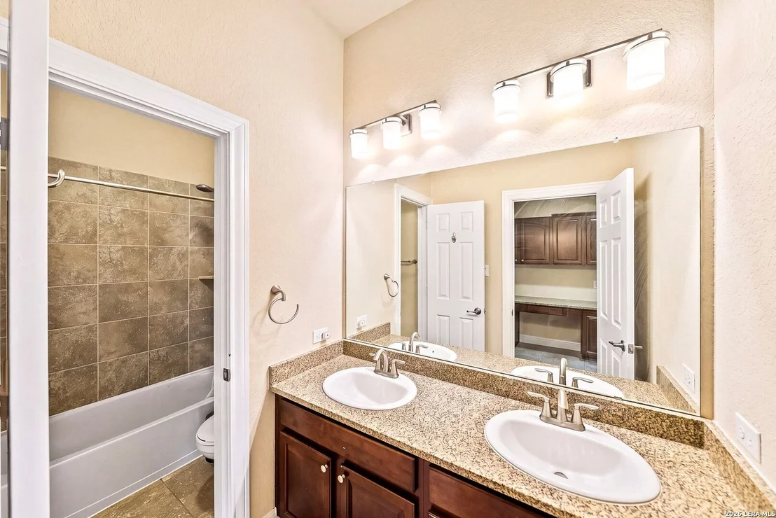 Photo of 11812 Field Bend