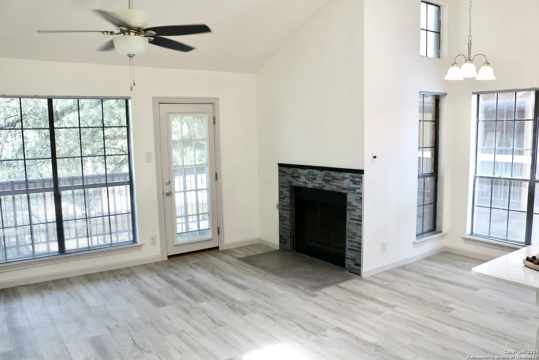 Photo of Unit 10 at 8611 DATAPOINT