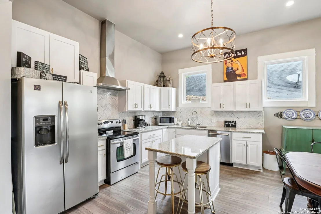 Photo of 721 Saint James