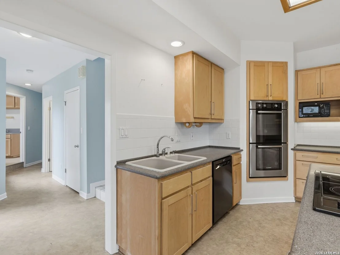 Photo of 968 Queens Dr.
