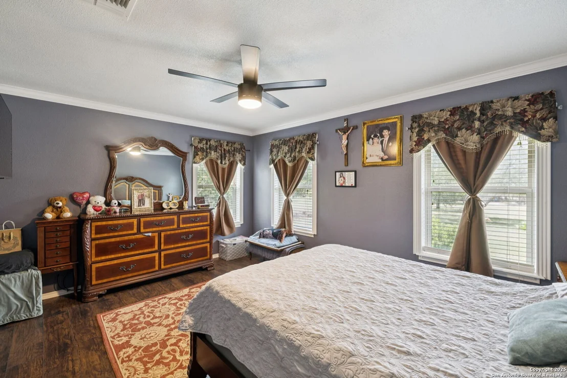 Photo of 450 Georg Oaks