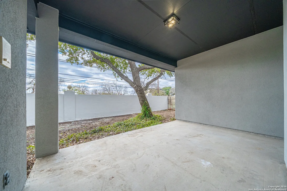 Photo of 122 PALM CIR