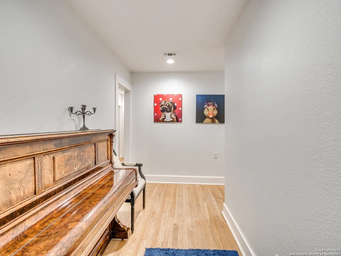 Photo of 337 W Hackberry St