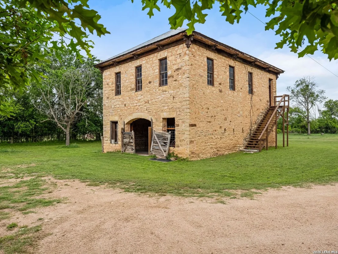 Photo of 426 RANCH ROAD 962 E