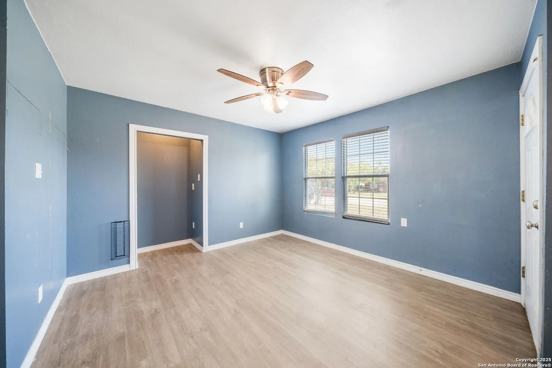 Photo of 915 Deely